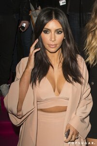 Khloe-Kardashian-Playing-Kim-iPhone-Game-Photos.jpg