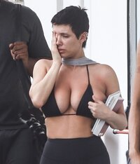Kanye-Wests-wife-Bianca-Censori-goes-barefoot-tiny-bikini-top-GnUpozss6TPgyM.jpg