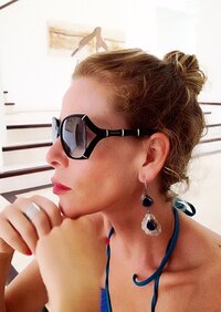 492942568_alessia_marcuzzi_posta_sul_suo_blog_una_foto_dove_indossa_dei_bellissimi_occhiali_da_s.jpg