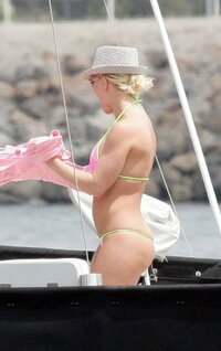 Britney-Spears-Wearing-Sexy-Tiny-Bikini-On-A-Yacht-01.jpg