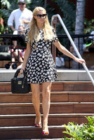 Paris_Hilton_at_the_Country_Mart_in_Malibu_July_6_2013_12.jpg