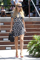 Paris_Hilton_at_the_Country_Mart_in_Malibu_July_6_2013_13.jpg