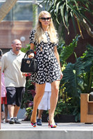 Paris_Hilton_at_the_Country_Mart_in_Malibu_July_6_2013_29.jpg