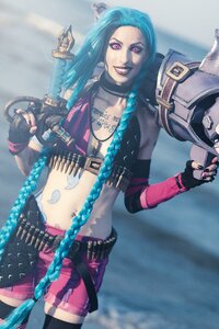 jinx___league_of_legends_cosplay_by_misshatred_by_jessicamisshatred_d9qpieg-fullview.jpg