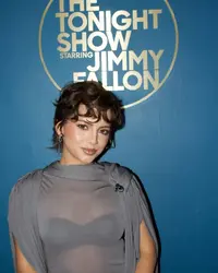isabela-on-the-tonight-show-with-jimmy-fallon-ig-may-2025-v0-kuyxxvye272f1.webp