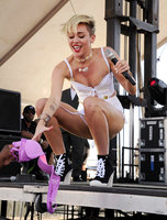 Miley-Cyrus-at-2013-iHeartRadio-14.jpg