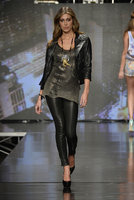 20131018-Belen-Rodriguez-on-the-runway-for-imperfect-32.jpg