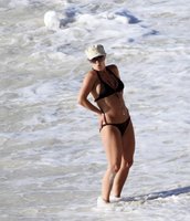 51126_Britney_Spears_-_Bikini_candids_from_a_Carribbean_beach_051909_397_122_56lo.jpg