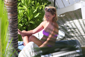 Reese Witherspoon Wearing a Bikini in Hawaii on January 5013.jpg
