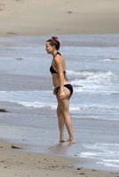Kate Hudson wearing a bikini at a beach in Malibu 007.jpg