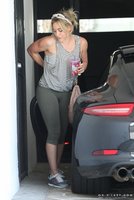 956058800_hilary_duff_arrives_at_her_gym_in_west_hollywood_01_122_178lo.jpg