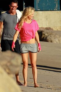 kate-hudson-on-set-of-a-photoshoot-in-malibu-11102014-6.jpg