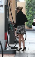 reese-witherspoon-at-a-gas-station-in-la-december-102014-x8-6.jpg