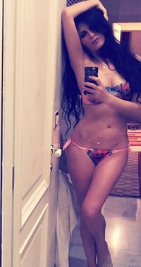 602356478_tduid300003_PamelaPratiSelfieinMicroBikini_09aprile2015_FV002_122_81lo.jpg