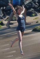 taylor-swift-in-a-blue-swimsuit-on-a-beach-in-hawaii-012115-2.jpg