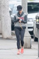 Reese-Witherspoon-in-Tights-Heading-to-yoga--05.jpg