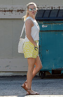 reese-witherspoon-in-yellow-shorts-out-in-brentwood-22016-12.jpg