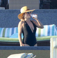 Reese-Witherspoon-in-Black-Swimsuit--10.jpg