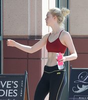 elle-fanning-in-spandex-and-tank-top-at-a-gym-in-los-angeles_27.jpg