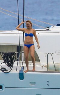 Kate-Hudson-in-Blue-Bikini-2016--05.jpg
