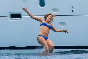 Kate-Hudson-in-Blue-Bikini-2016--09.jpg