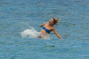Kate-Hudson-in-Blue-Bikini-2016--18.jpg