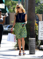 reese-witherspoon-out-shopping-in-los-angeles-62416-5.jpg