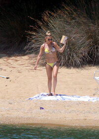 kate-hudson-bikini-candids-in-skiathos-island-july-24-32-pics-7.jpg