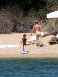 kate-hudson-bikini-candids-in-skiathos-island-july-24-32-pics-11.jpg