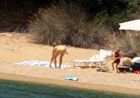 kate-hudson-bikini-candids-in-skiathos-island-july-24-32-pics-24.jpg