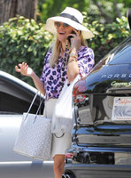 reese-witherspoon-shopping-in-beverly-hills-august-1-46-pics-23.jpg