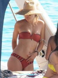 Kate-Hudson-in-Bikini-2016--07.jpg