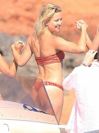 Kate-Hudson-in-Bikini-2016--08.jpg