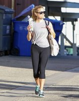Reese-Witherspoon-in-Black-Tights--02.jpg