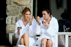 choara-ferragni-in-bikini-at-a-terme-in-rome-12-09-2016_2.jpg