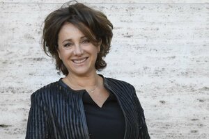 Carla-Signoris--Mister-Felicita-Photocall-in-Rome--03.jpg