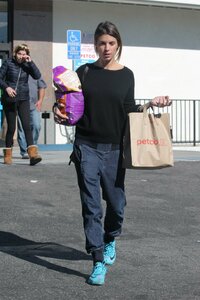 Elisabetta-Canalis--Shopping-at-Petco--06.jpg