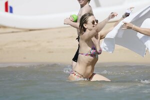 Kate-Hudson-in-Floral-Bikini-2017--06.jpg