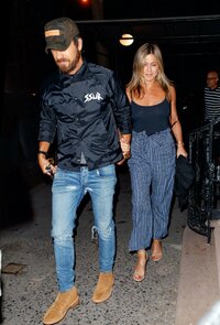 Jennifer-Aniston-at-Blue-Hill-Restaurant--08.jpg