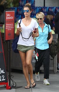 51948708_hqcelebcorner-2.jpg