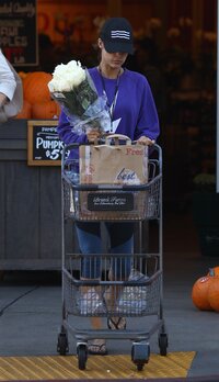 53549771_hqcelebcorner-10.jpg