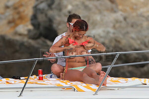Rita-Ora-Topless-TheFappeningBlog.com-40.jpg