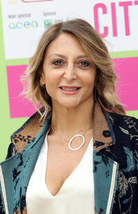 Paola+Minaccioni+Alice+Nella+Citta+2017+Presentation+lJLDAC5_CIsx.jpg