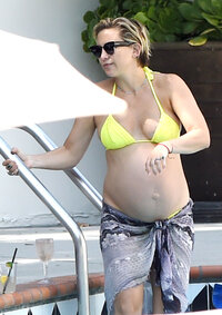 77239475_hqcelebcorner-27.jpg