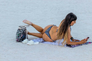 claudia-romani-in-bikini-on-the-beach-in-miami-05-30-2019-1.jpg