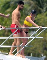 Britney-Spears--Bikini-candids-on-a-Yacht-in-Miami--27.jpg