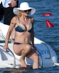 michelle-hunziker-in-bikini-on-the-beach-in-milano-marittimo-07-02-2019-7.jpg