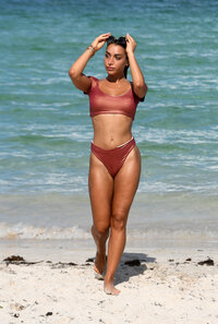 115426566_hqcelebcorner-30.jpg