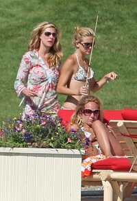 kate hudson in bikini 07.jpg