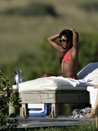 naomi campbell in bikini 03.jpg